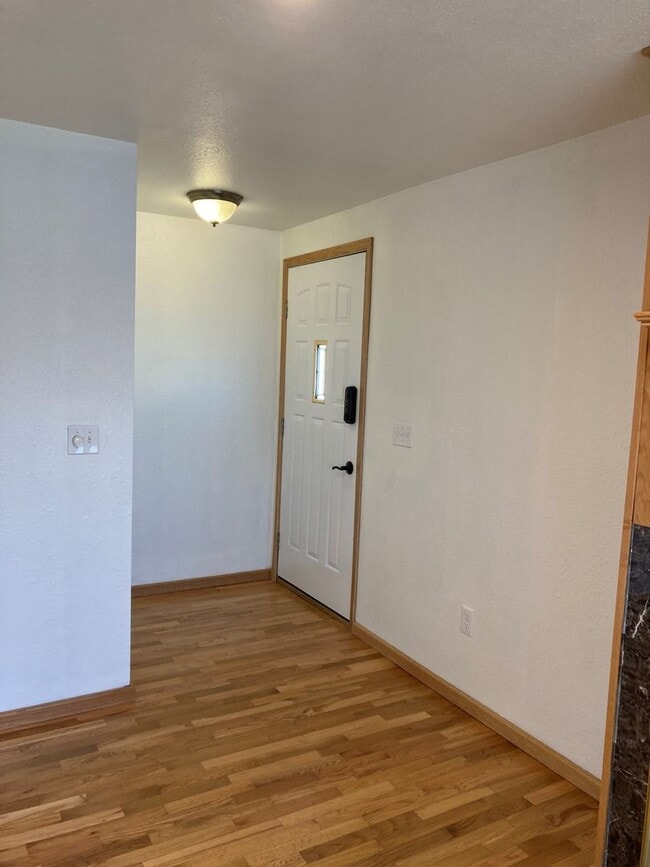 Building Photo - Spacious 4-Bedroom, 2-Bath Home with Daylight Basement, Large Yard & Two Fireplaces!.