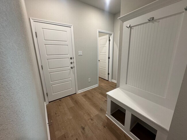 Building Photo - Stunning 4x3 Luxury Duplex in Buda, TX!