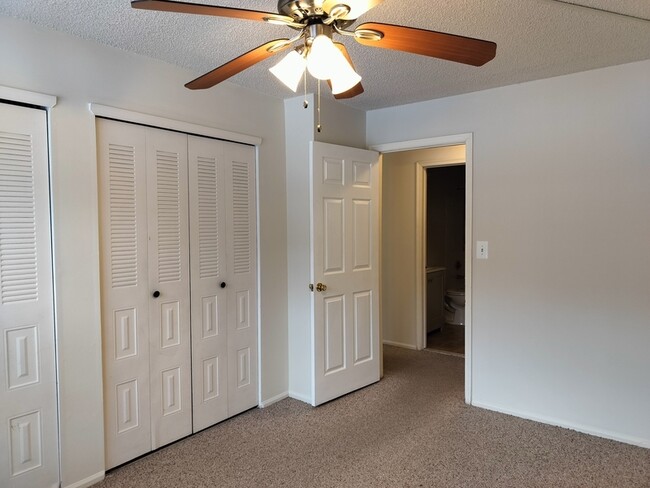 Building Photo - 19 Mendrey Ct