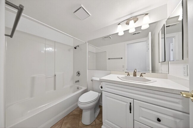 Building Photo - Updated and Move-In Ready!