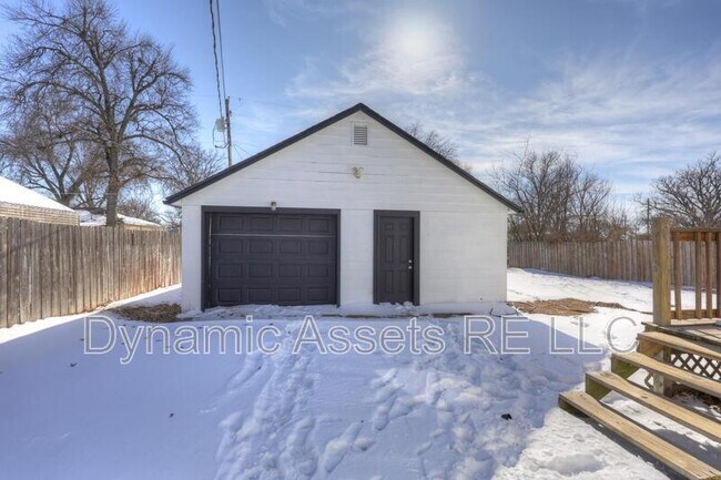 Building Photo - 410 Fieldcrest Dr