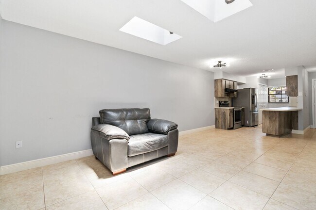 Building Photo - Beautiful Modern 2/1 Townhome in St. Cloud's Pine Lake Villas