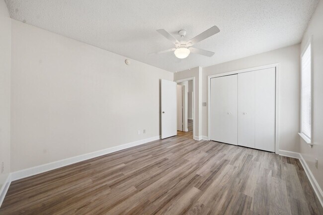 Building Photo - 2 Bedroom Condo in Deerwood Knoll