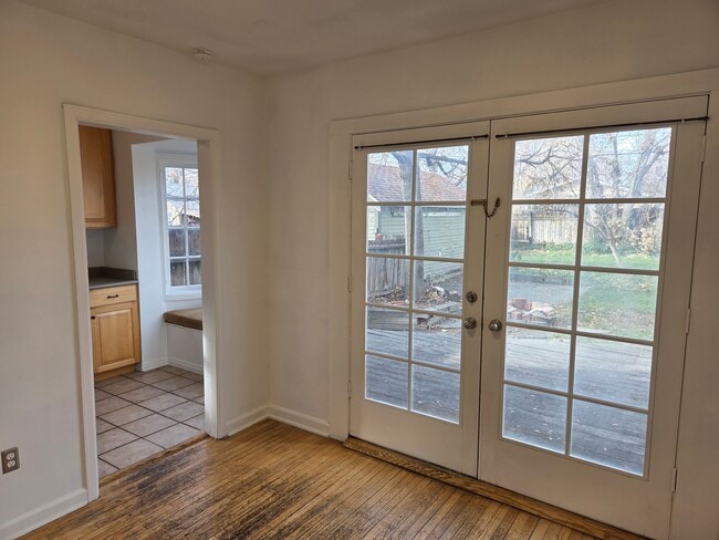 Building Photo - 2528 Beverly St E