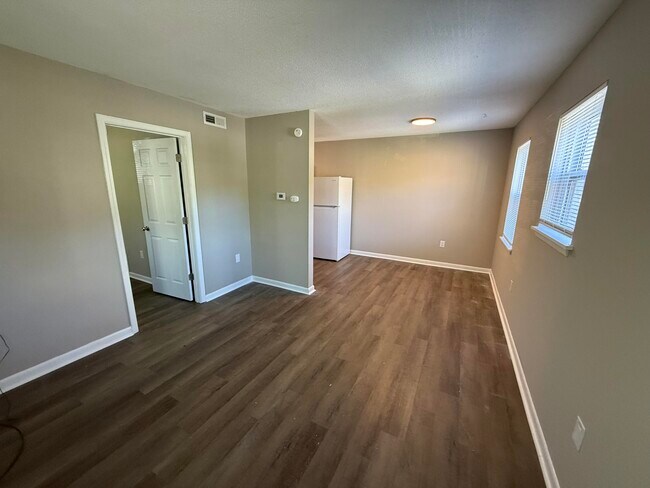 Building Photo - 213 N Ann St