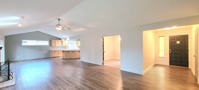 Building Photo - Beautiful and Spacious 3bd / 2bth w/ bonus...