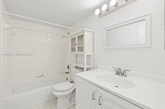 Building Photo - 999 Hamilton Dr
