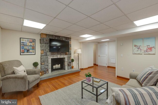 Building Photo - 1057 Vista Dr
