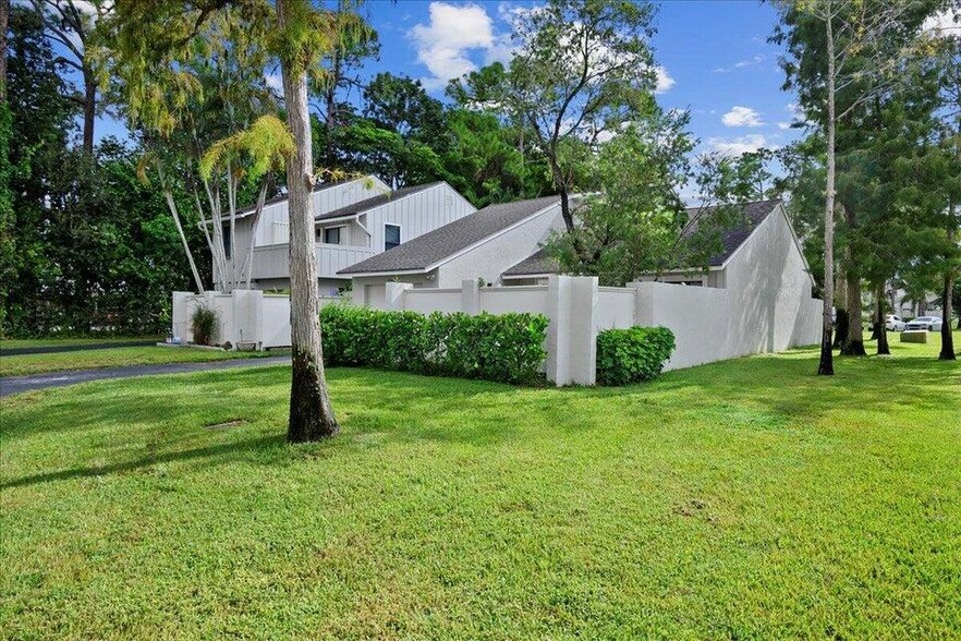 Building Photo - 12875 Spinnaker Ln