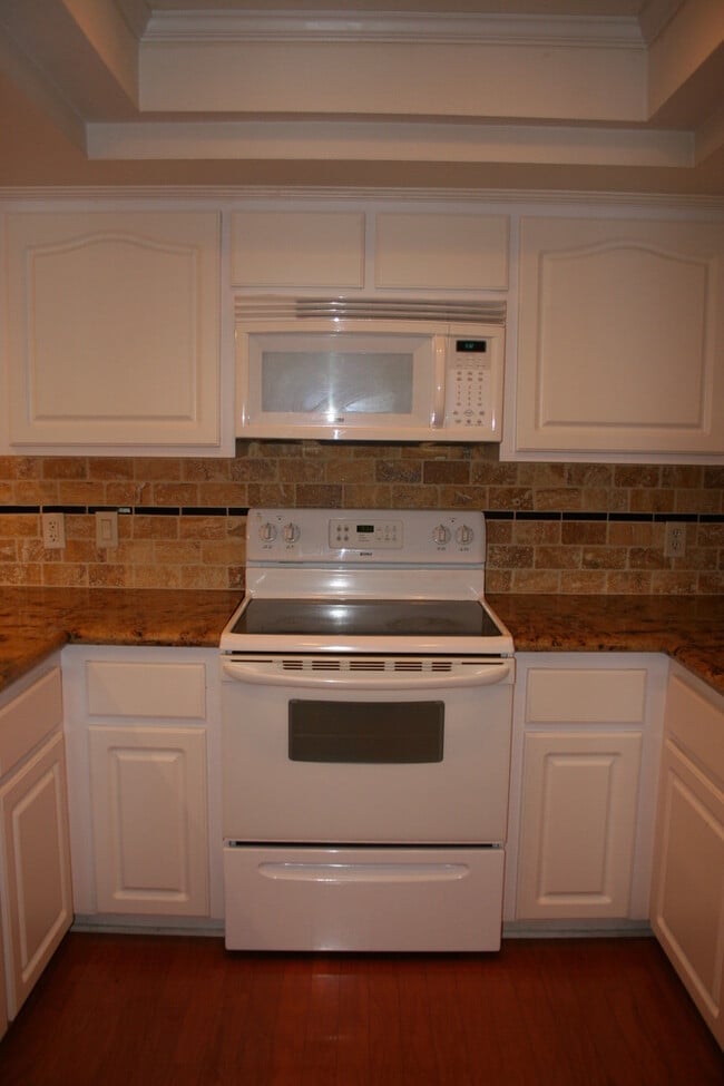 Building Photo - 5500 Lennox Ave