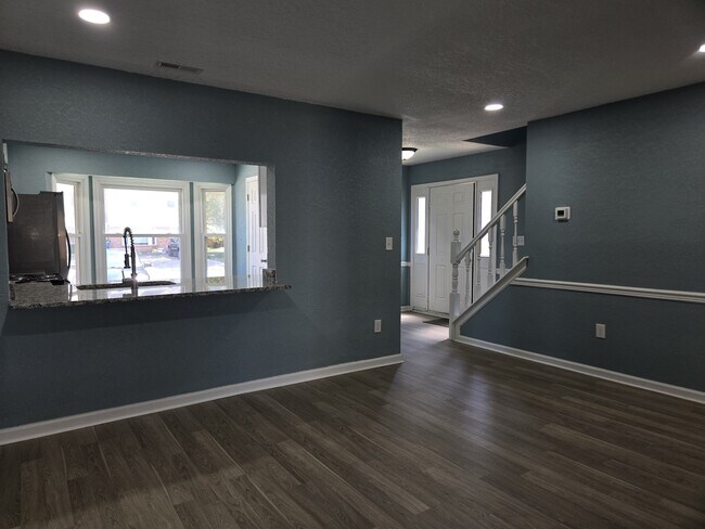 Building Photo - 689 Biltmore Dr
