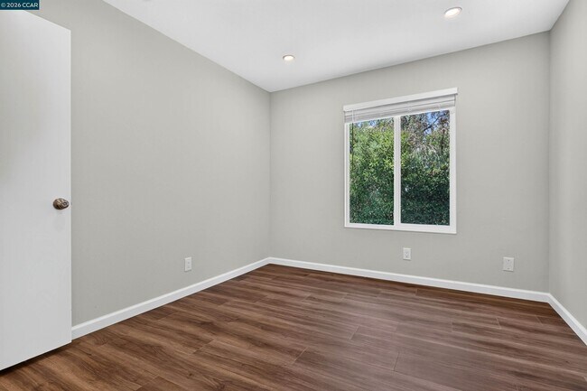 Building Photo - 121 Violet Rd