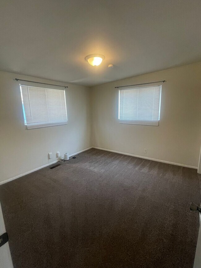Building Photo - 225-227 E 200 S