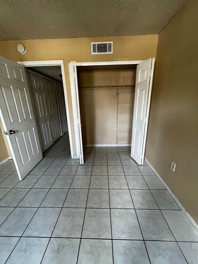 Building Photo - COMING SOON - 2 Bed 1 Bath Condo