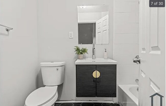 Building Photo - Modern 6-Bedroom Home in North Philadelphia