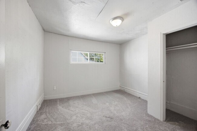Building Photo - 3032 Merwyn Ave
