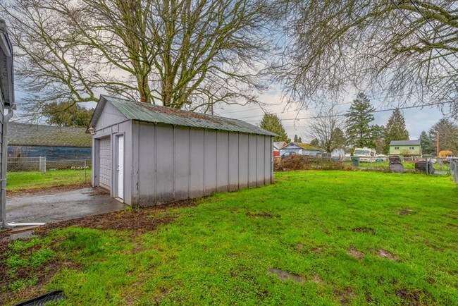 Building Photo - CUTE AND COZY TWO BEDROOM WITH GARAGE