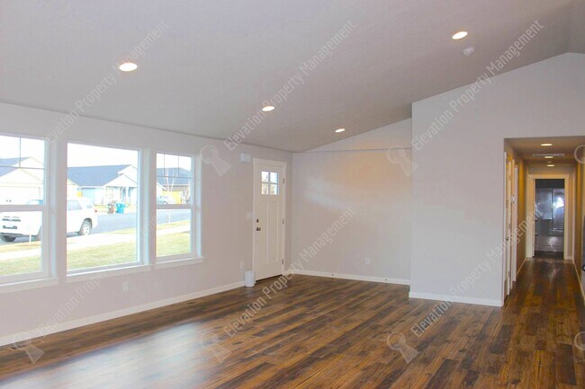 Building Photo - Newer single-level 3 BR home in NW Redmond with fenced backyard and RV parking