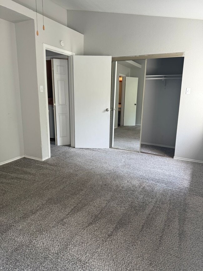 Building Photo - River Crossing - Near Downtown - 2BD /2.5BA - Townhome - Yard - Pet Friendly