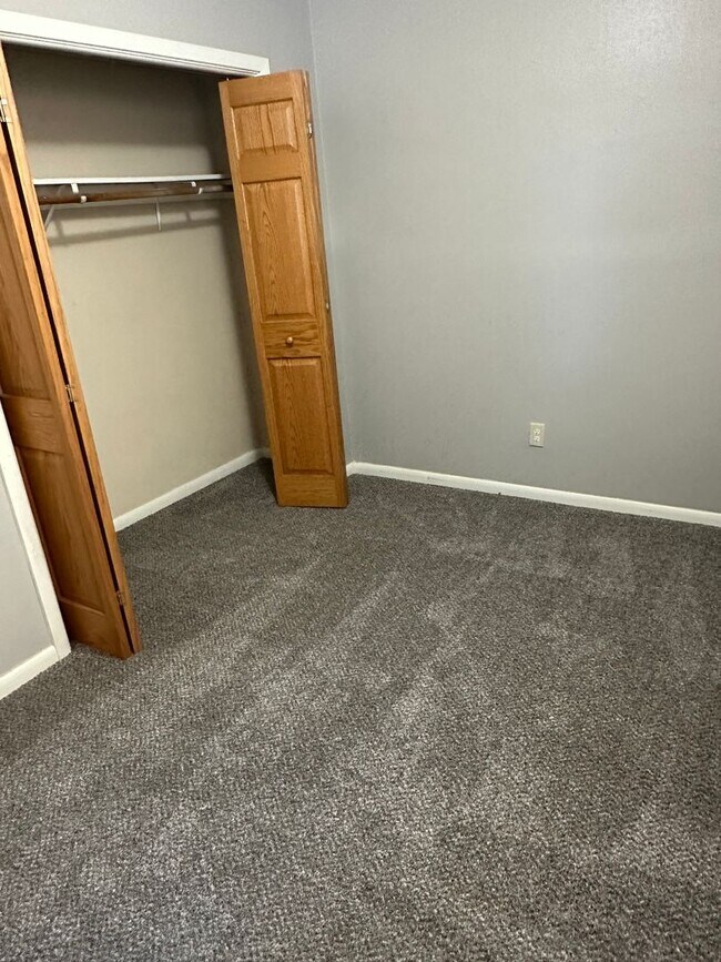 Building Photo - Two Bedroom Apartment with Detached Garage