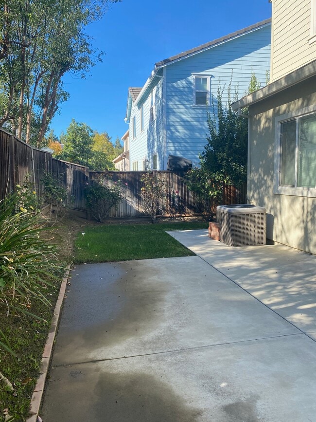 Building Photo - 1042 Tulloch Dr