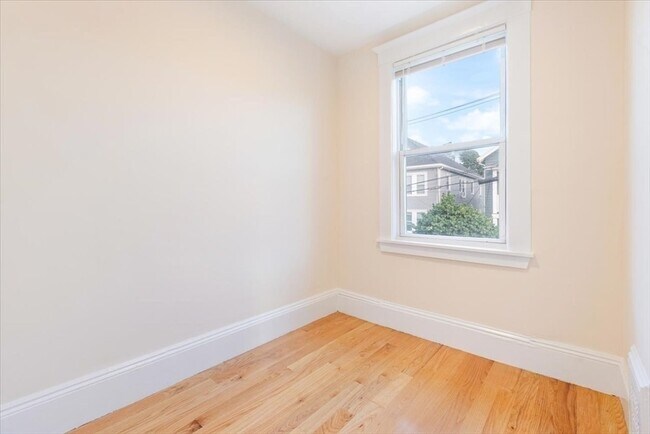 Building Photo - 52 Roslyn St