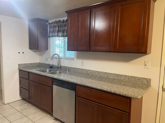 Building Photo - Ideal 4br/2ba single story with chefs kitchen