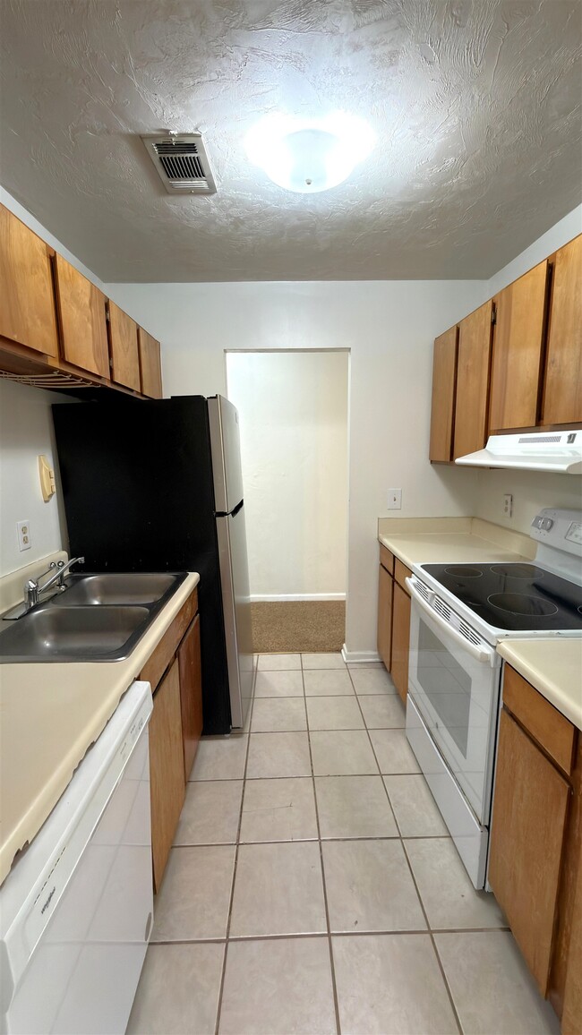 Building Photo - 1315 Airport Dr