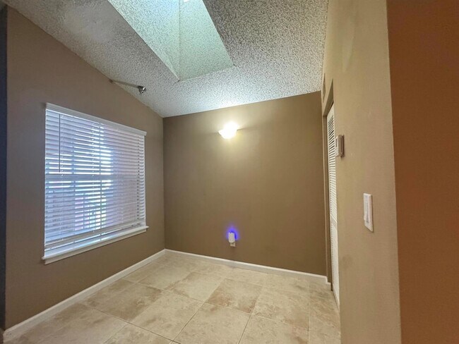 Building Photo - 1165 Crystal Way