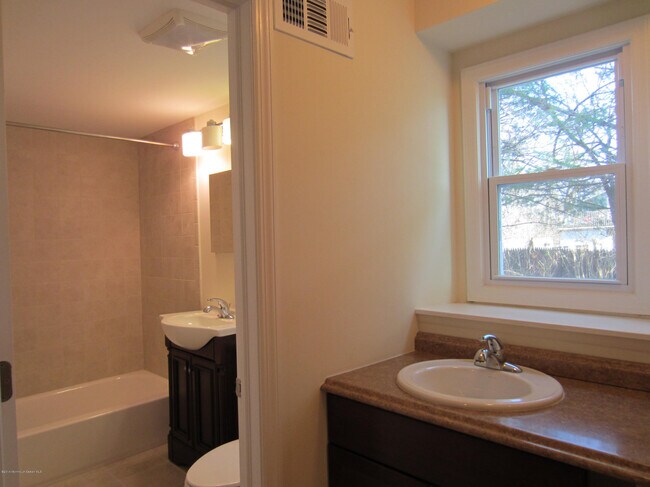 Building Photo - 22 Lasatta Ave