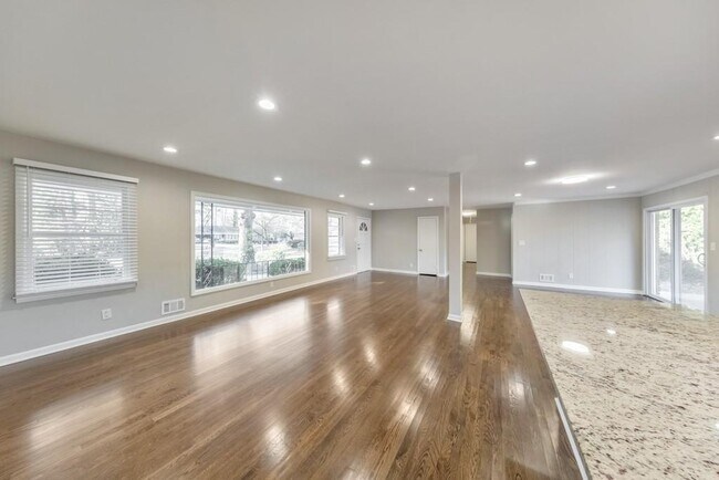 Building Photo - 909 Rosedale Dr