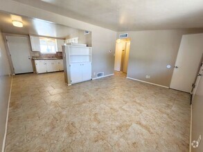 Building Photo - Charming 2 Bed 1 Bath Duplex w/Private Yar...