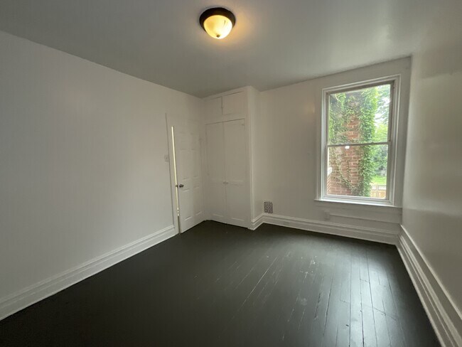 Building Photo - 219 E Cottage Pl