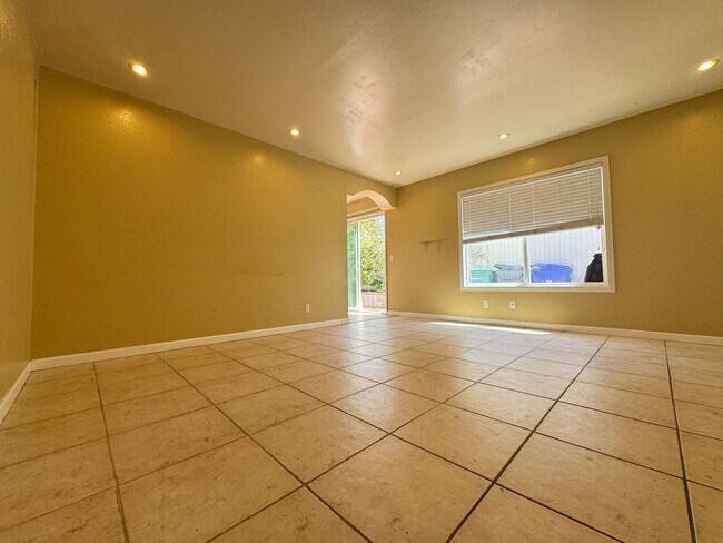 Building Photo - Move in Special-Mira Mesa three bedroom home with yard!