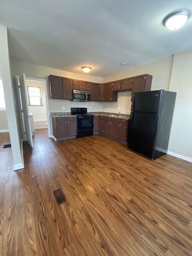 Primary Photo - 350-352 E Hinman Avenue