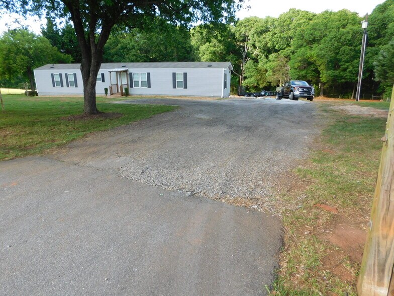 Front Parking - 112 Donald Dr
