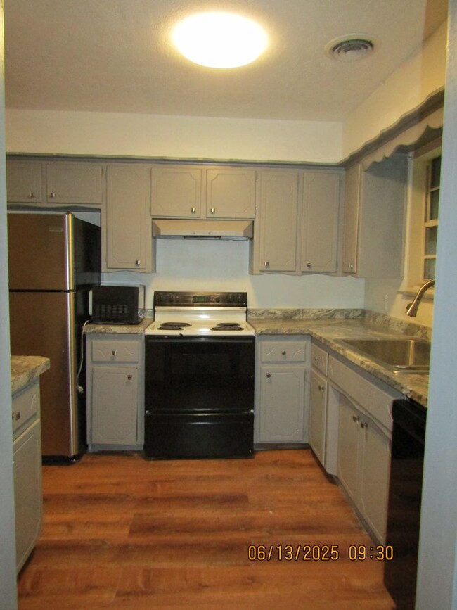 Building Photo - Very nice home located in the Park Lane ar...