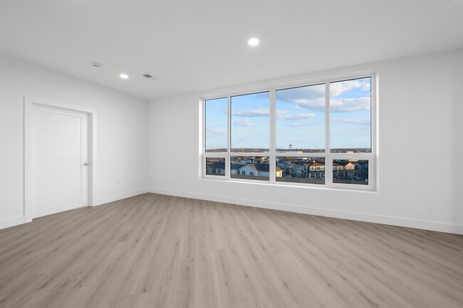Building Photo - 17 Ave E