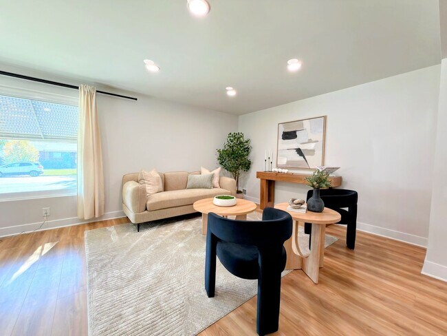 Primary Photo - 1023 E Millbert Ave