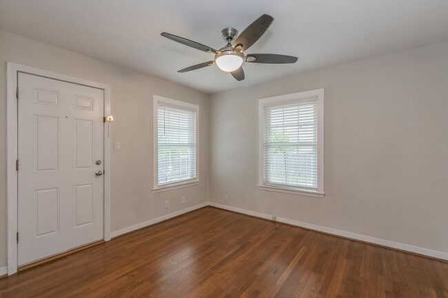 Building Photo - Recently updated 2-bedroom duplex in the desirable Ridglea area.