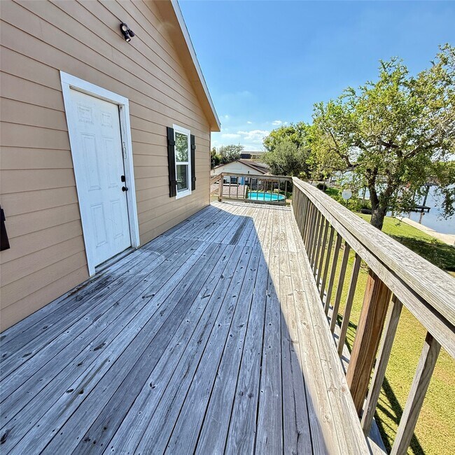 Building Photo - 143 Bastrop Bayou Dr