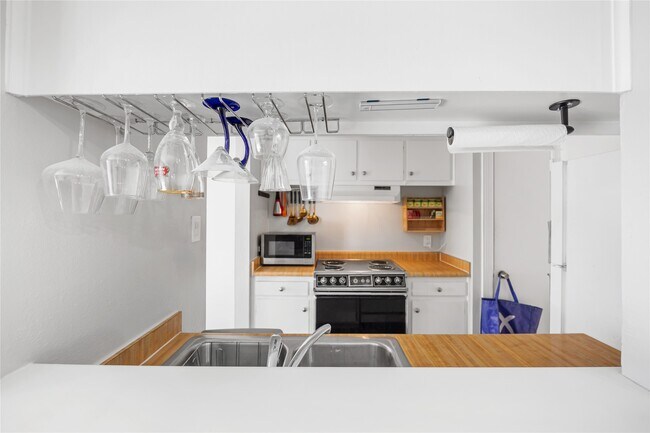 Building Photo - 8233 Kingsbrook Rd