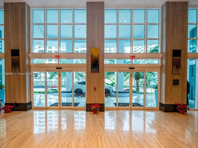 Building Photo - 950 Brickell Bay Dr