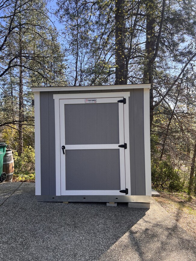 Building Photo - 612 Chief Kelly Dr