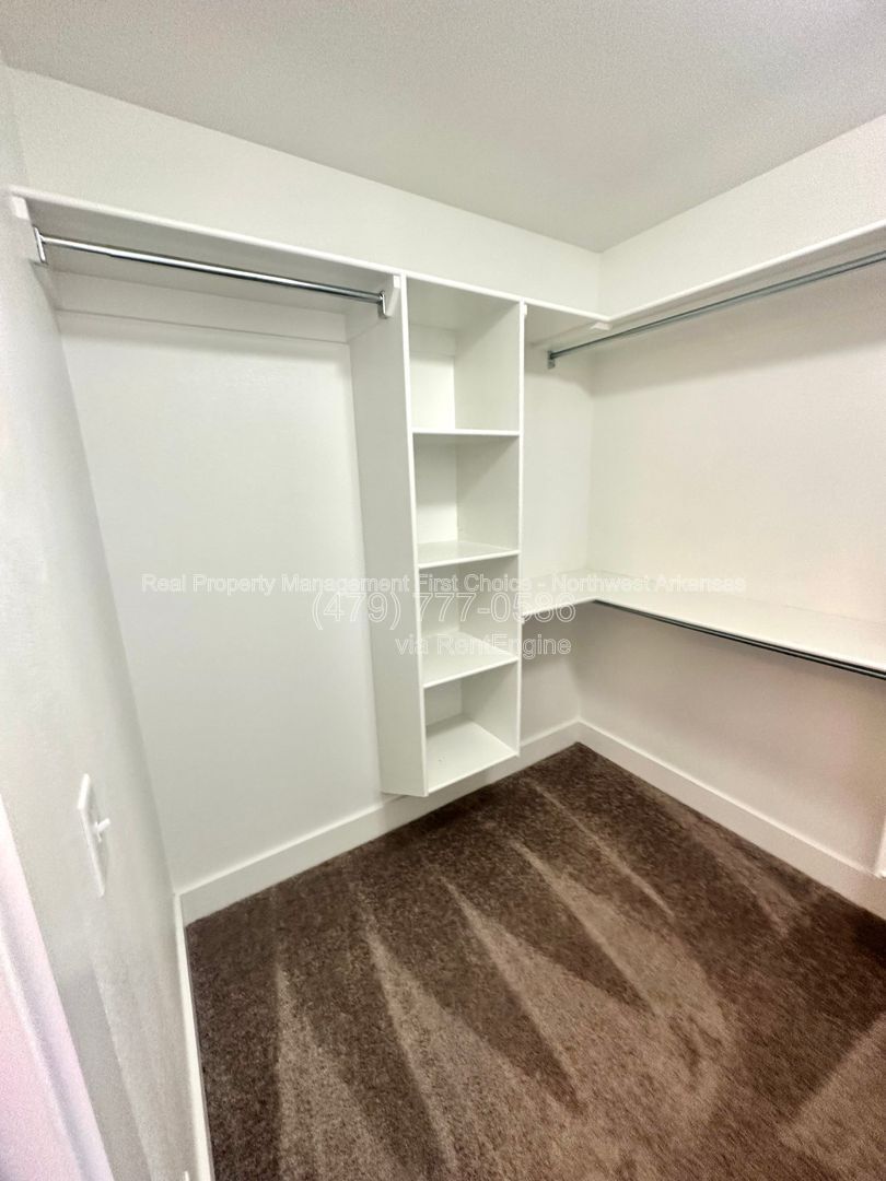 Building Photo - 3600 SW Brittany Rd