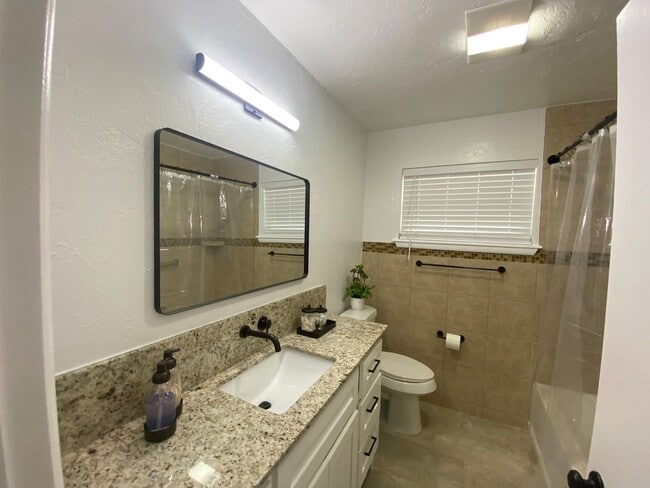 Building Photo - 3 bedroom 2 bath with extra storage!