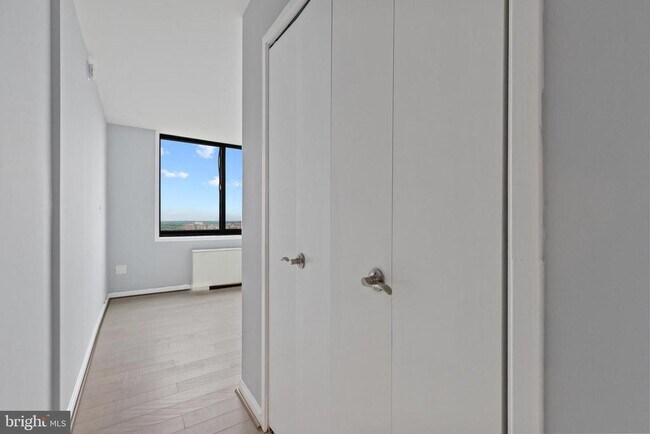 Building Photo - 3705 S George Mason Dr