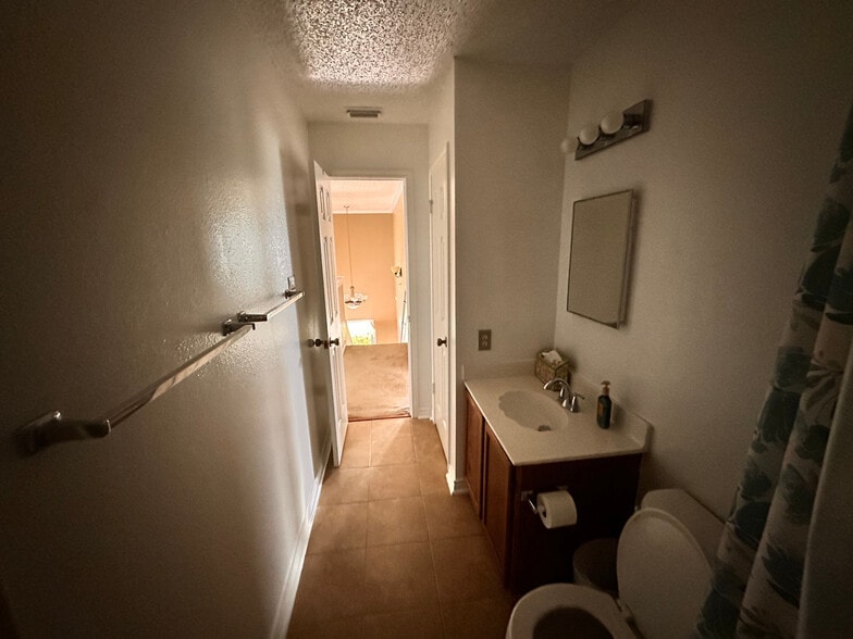 Building Photo - Room in House on Mirecourt