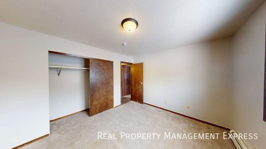 Building Photo - 2 Bed 1 Bath Apartment