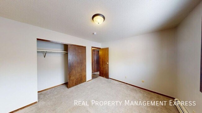 Building Photo - 2 Bed 1 Bath Apartment